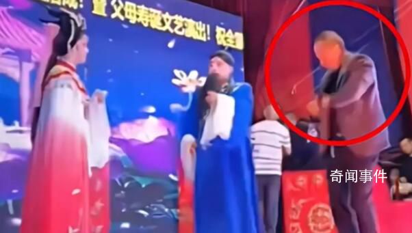 警方:兩男子強(qiáng)抱花鼓戲女演員被拘