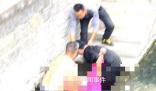 59歲白發大爺民警勇救落水者 溺水者被成功救回