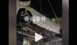 女子花800元把車吊到樓頂防泡水 沒想到這次洪水這么大