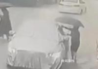 女司機不卸車衣盲開幾米后追尾 當時正值下班高峰期車流量較大