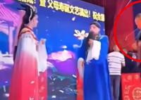 警方:兩男子強抱花鼓戲女演員被拘