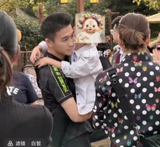 奚夢瑤一家迪士尼被偶遇 引發了網友們的熱烈討論和關注