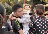 奚夢瑤一家迪士尼被偶遇 引發了網友們的熱烈討論和關注