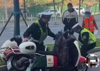 官方辟謠交警執法推倒電動車