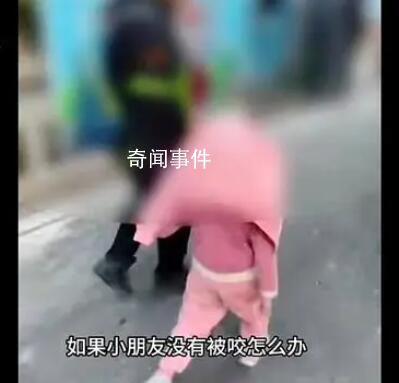 愛狗人士放學路上追問打狗者女兒 小女孩嚇得蒙著頭