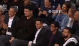 姚明現(xiàn)身巴克萊中心觀戰(zhàn)籃網(wǎng)