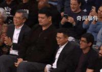 姚明現身巴克萊中心觀戰籃網