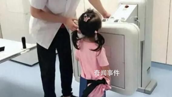 女子帶娃拍胸片發現是小孩在操作 已接到投訴正在調查