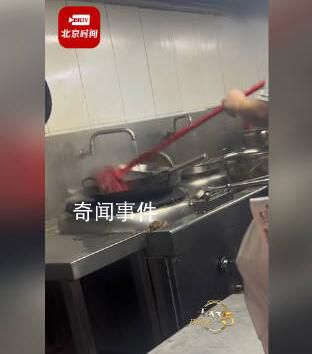 員工將掃帚放鍋內洗涮 商家回應