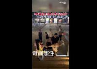 腦癱男孩爬樓梯圍觀孩子齊喊加油 祝小男孩早日康復