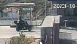 司機把冒煙貨車一路開進消防站 很快將火撲滅