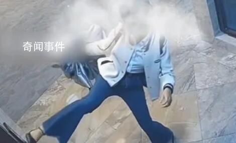 女子坐電梯用腳“按”鍵 引發(fā)廣泛關注