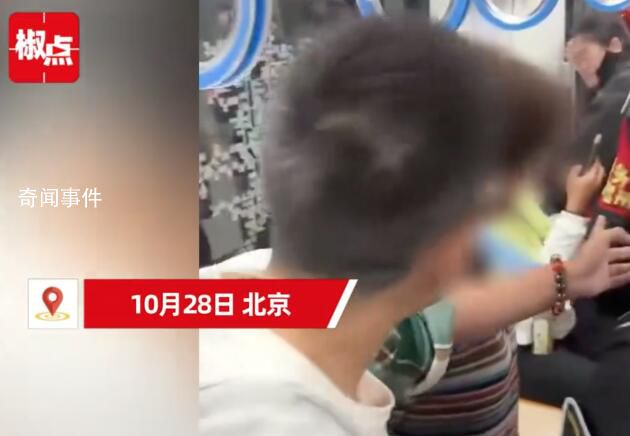 男生地鐵上沒讓座被大媽扇耳光 引發網友的關注和非議