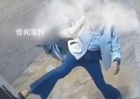 女子坐電梯用腳“按”鍵 引發(fā)廣泛關(guān)注