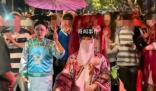 萬圣節cos甄嬛滑冰騎車醉酒 一整個大型清宮文藝匯演