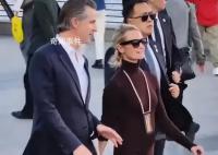 網友外灘偶遇美國加州州長夫婦 被加州州長夫人的氣場驚艷到了