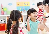 幼兒園老師磕斷小孩牙齒被解聘