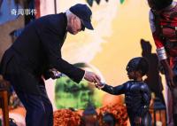 拜登過萬圣節(jié)被發(fā)現(xiàn)手抖掉落糖果 在社交平臺上引發(fā)關(guān)注