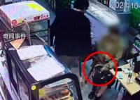 女孩在便利店突遭外籍男子潑剩飯 目前正在處理此事