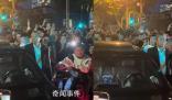 司機大伯被誤認為cos余華 網友：要是拿本《活著》就更好了