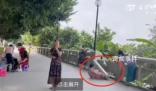 大媽健身拉斷石欄桿 官方:用力不當