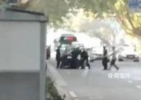 鄭州一男子在馬路上揮刀 警方回應