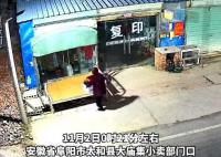 老人深夜將女嬰遺棄在小賣部門口