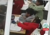 教育局回應學生被后桌夾擠拽頭發 引發了眾多網友的關注和憤怒