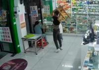 男子在藥店和街頭暴打女子 正在依法處理中