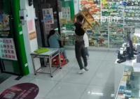 男子在藥店毆打女友已被拘 引發關注