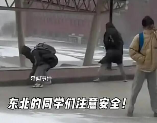 哈爾濱學生在暴風雪中艱難行走