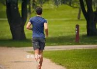 男子跑步成癮留女兒在車內數小時 已經到達成癮的狀態