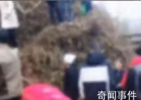 陜西村民抬棺上山不慎滑倒被壓棺底