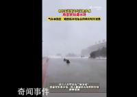 東北風雪天有多猛?市民手牽手被吹翻