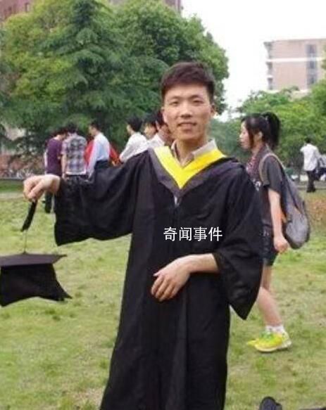 漸凍癥小伙兩根手指寫了本小說 父母雙雙辭職照顧
