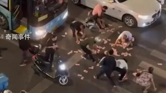 廈門街頭散落大量百元鈔票 引來了眾多人涌上街頭