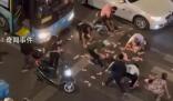 廈門街頭散落大量百元鈔票 引來了眾多人涌上街頭