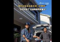 小伙離職后駐島當起水獺鏟屎官