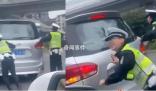 交警幫市民推車無奈大喊:莫踩剎車