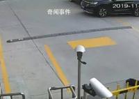 男子意外碾死躺閘桿下老太被判無罪 本案駕駛員二審宣判無罪