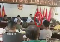 鎮(zhèn)長砸水瓶遭村民拍桌回懟?當?shù)鼗貞?yīng)