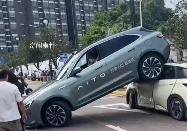 問界M5撞后車 余承東:客戶誤踩油門