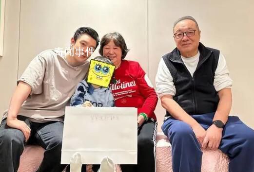 黃曉明曬與父母及小海綿合照 黃曉明曬出生日蛋糕