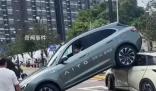 問界M5撞后車 余承東:客戶誤踩油門