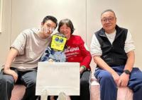 黃曉明曬與父母及小海綿合照 黃曉明曬出生日蛋糕