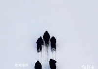 消防員雪地模擬火箭發(fā)射 連骨子里都是為了保家衛(wèi)國(guó)