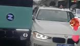 街頭無人快遞車變道與寶馬擦碰 已和寶馬車主協商處理結束