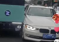 街頭無人快遞車變道與寶馬擦碰 已和寶馬車主協商處理結束