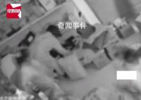 女子快遞點暴躁翻找雙11快遞 幾名市民正在尋找自己的快遞