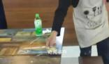 店員將顧客吃剩的小料倒回小料區
